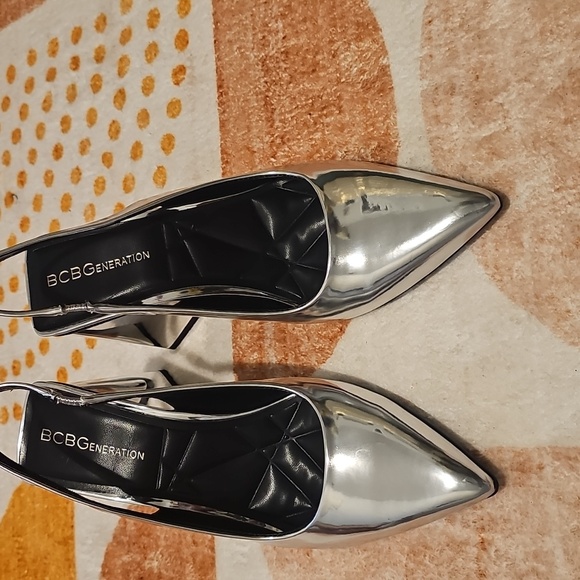 New W/O Box BCBGeneration TRINA Metallic Silver Slingback  Block Heels Sz 6 - Picture 2 of 7